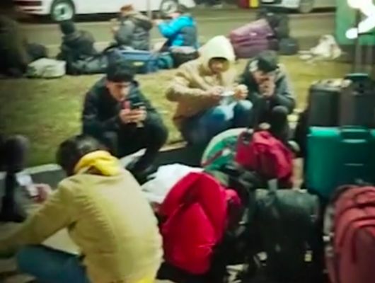 इंडियन एम्बेसीज के चलते फंसे भारतीय स्टूडेंट , न बोला जा रहा न सांस ले पा रहे , ठंड से हाइपोथर्मिया का खतरा बढ़ा