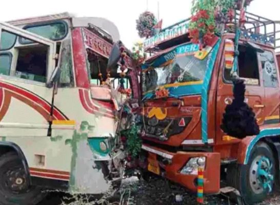 बस और ट्रक की आमने सामने से टक्कर हादसे में 20 यात्री हुए घायल रॉंग साइड से आ रही थी ट्रक  
