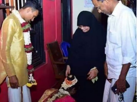 मुस्लिम दंपत्ति ने गोद ली हुई  लड़की की हिंदू रीति रिवाज के साथ हिंदू लड़के से कराई शादी…
