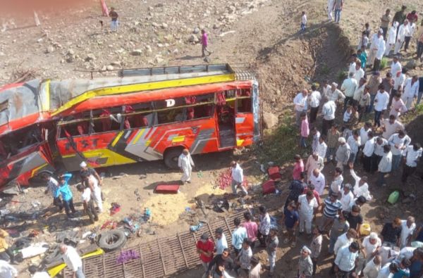  नदी में गिरी; 3 बच्चों समेत 17 की मौत MP के खरगोन में 50 फीट ऊंचे पुल की रेलिंग तोड़
