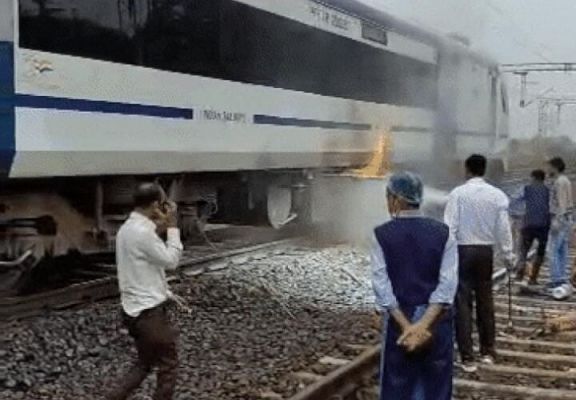 वंदे भारत ट्रेन में लगी आग, रानी कमलापति से निजामुद्दीन जा रही थी, दमकल टीम मौके पर