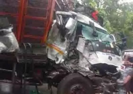 BREAKING: दर्दनाक हादसा : NH 30 पर यात्री बस और मेटाडोर में भिड़ंत, आधा दर्जन यात्री हुए घायल, केबिन काटकर ड्राइवर को निकाला बाहर