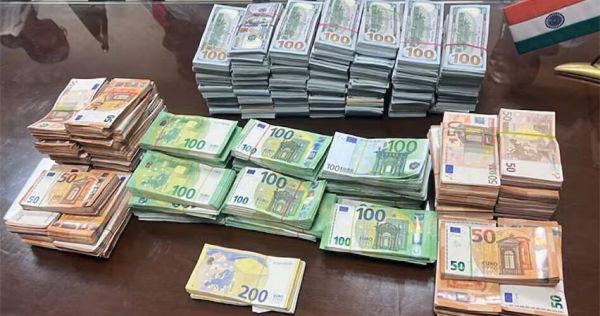 : एयरपोर्ट पर विदेशी करेंसी की सबसे बड़ी खेप बरामद, 10 करोड़ की कीमत के नोट ले जाते पकड़े गए तस्कर