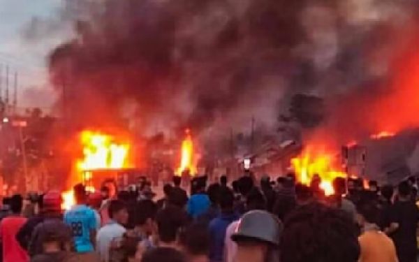 मणिपुर में नहीं थम रही हिंसा, महिलाओं की भीड़ ने घरों-स्कूलों में लगाई आग, देखें दिल दहला देने वाली तस्वीरें