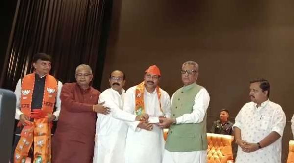 सैकड़ों समर्थकों के साथ बीजेपी में शामिल हुए पूर्व महापौर, प्रभारी ओम माथुर और बीजेपी अध्यक्ष अरुण साव ने दिलाई सदस्यता