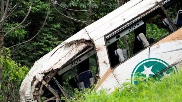 Bus Accident : बड़ा हादसा : 131 फीट गहरी खाई में गिरी बस, 6 भारतीयों समेत 18 लोगों की मौत