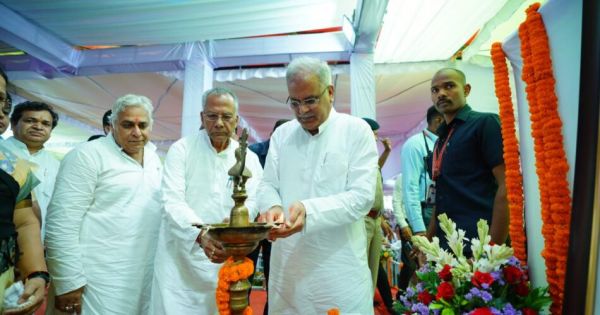 BHET MULAKAT : युवाओं से भेंट-मुलाकात : सीएम बघेल छत्तीसगढ़ महतारी के समक्ष दीप प्रज्वलित कर राज्य गीत के साथ की कार्यक्रम की शुरुआत 