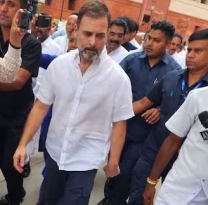 सदस्यता बहाल होने पर 137 दिन बाद लोकसभा पहुंचे राहुल गांधी