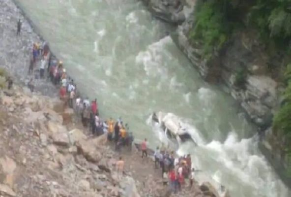 दर्दनाक हादसा : गाड़ी खाई में गिरने से 5 पुलिस जवानों सहित 6 की मौत, कई घायल