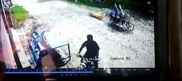 दिल दहलाने वाली वारदात...पिता ने बेटी की हत्या कर बाइक से बांधकर शव को घसीटा..!!