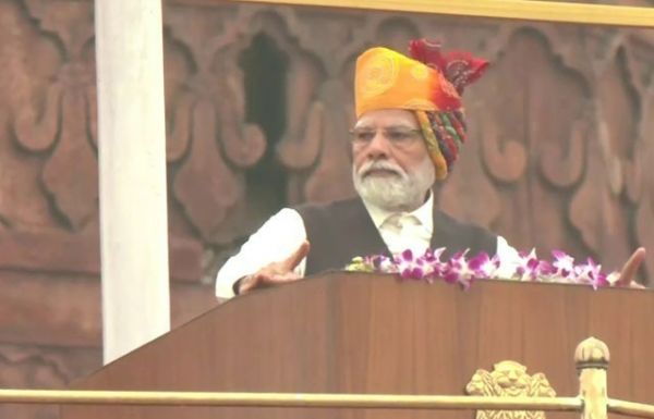 प्रधानमंत्री नरेंद्र मोदी ने लाल किले पर 10वीं बार फहराया तिरंगा...21 तोपों की दी गई सलामी, देश को कर रहे संबोधित