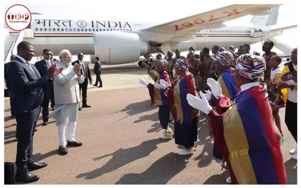 15वें ब्रिक्स शिखर सम्मलेन में पहुंचे पीएम मोदी, अफ्रीकी राष्ट्रपति ने गर्मजोशी से किया स्वागत