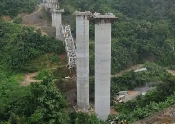 बड़ा हादसा : निर्माणाधीन रेलवे पुल गिरा, 17 श्रमिकों की मौत