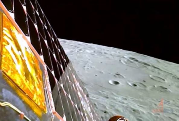 चंद्रयान-3 की लैंडिंग के बाद सामने आया चांद का पहला वीडियो, लैंडिंग का नजारा देख दुनिया हुई हैरान&hellip;