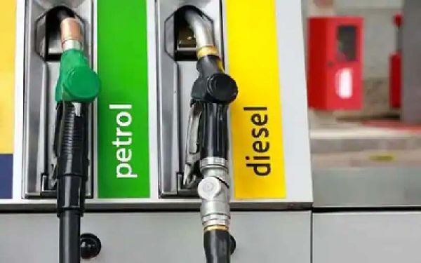 Petrol-Diesel Price Today : तेल कम्पनियों ने जारी किए पेट्रोल-डीजल के नए दाम, टंकी फुल कराने से पहले यहां जानें आज का लेटेस्ट रेट