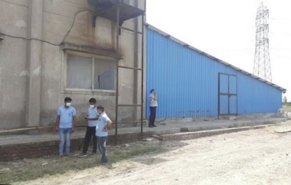 फैक्ट्री में जहरीली गैस के रिसाव से पांच मजदूरों की मौत, मौके पर पहुंचे अधिकारी