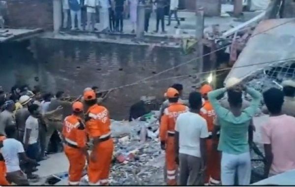 दर्दनाक हादसा : बाराबंकी में 3 मंजिला मकान जमींदोज, 2 लोगों की मौत,कई लोग मलबे में दबे, राहत एवं बचाव कार्य में जुटी SDRF की टीम