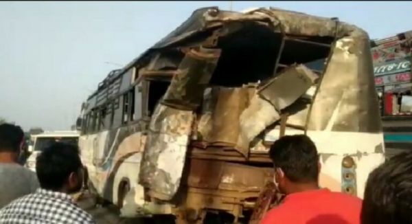 ट्रेलर ट्रक ने बस को पीछे मारी टक्कर, 11 यात्रियों की मौत, 15 से ज्यादा घायल