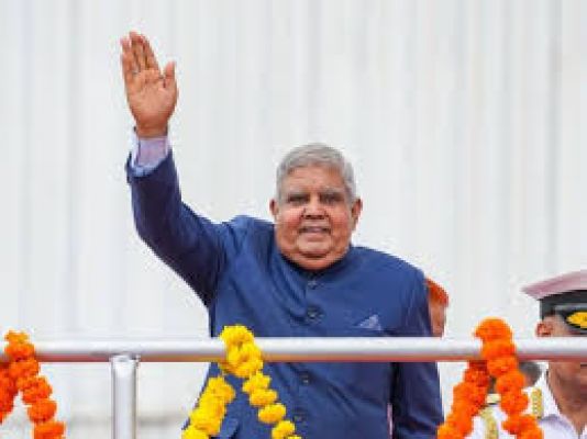 नए संसद भवन के गज द्वार पर उपराष्ट्रपति जगदीप धनखड़ ने फहराया तिरंगा, लोकसभा स्पीकर रहे मौजूद