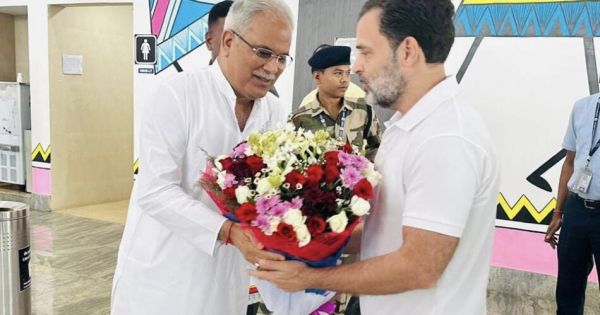 राहुल गांधी पहुंचे रायपुर, विमानतल पर सीएम भूपेश बघेल ने किया आत्मीय स्वागत
