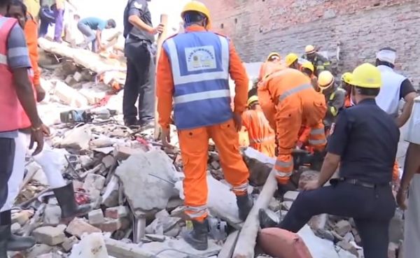 बड़ा हादसा : देर रात 3 मंजिला इमारत गिरी, कई लोग मलबे में दबे&hellip;रेक्यू ऑपरेशन
