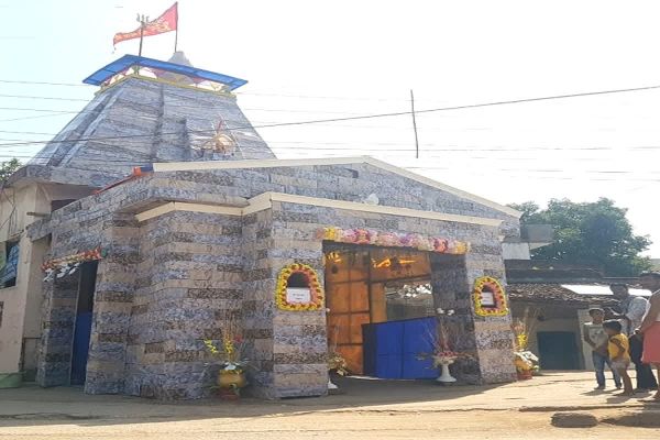श्री केदारनाथ मंदिर के तर्ज़ पर बना हरदीबाजार बस स्टैंड में दुर्गा पंडाल बना आकर्षक का केंद्र