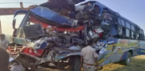 Accident Breaking: ट्रक में जा घुसी श्रद्धालुओं से भरी बस, हादसे में 4 की दर्दनाक मौत, 18 लोग घायल
