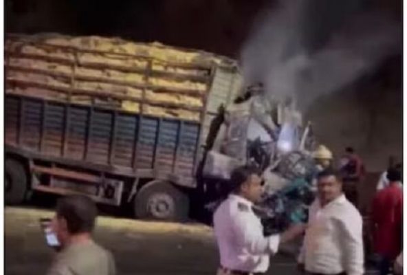 हाईवे पर भीषण हादसा : 2 ट्रकों की टक्कर से लगी आग, 4 लोगों की मौत