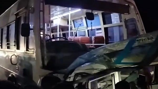 बड़ा सड़क हादसा : कार और बस की टक्कर में 7 लोगों की मौत, कई घायल