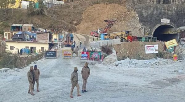 सुरंग में फंसे 41 मजदूर, मशीन ने दिया धोखा अब टनल में बाकी खुदाई हाथ से होगी