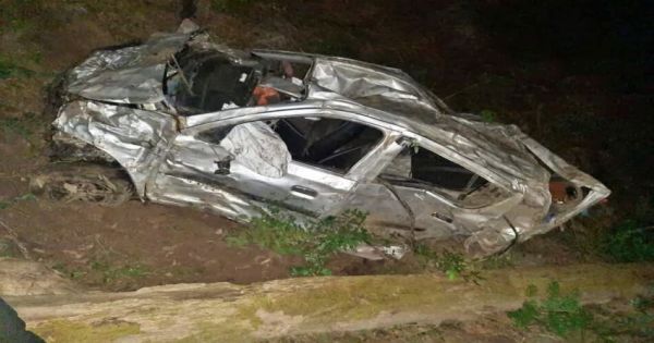 शादी समारोह से वापस आ रहे थे लोग, रास्ते में खाई में गिरी कार, 3 की मौत, 2 घायल