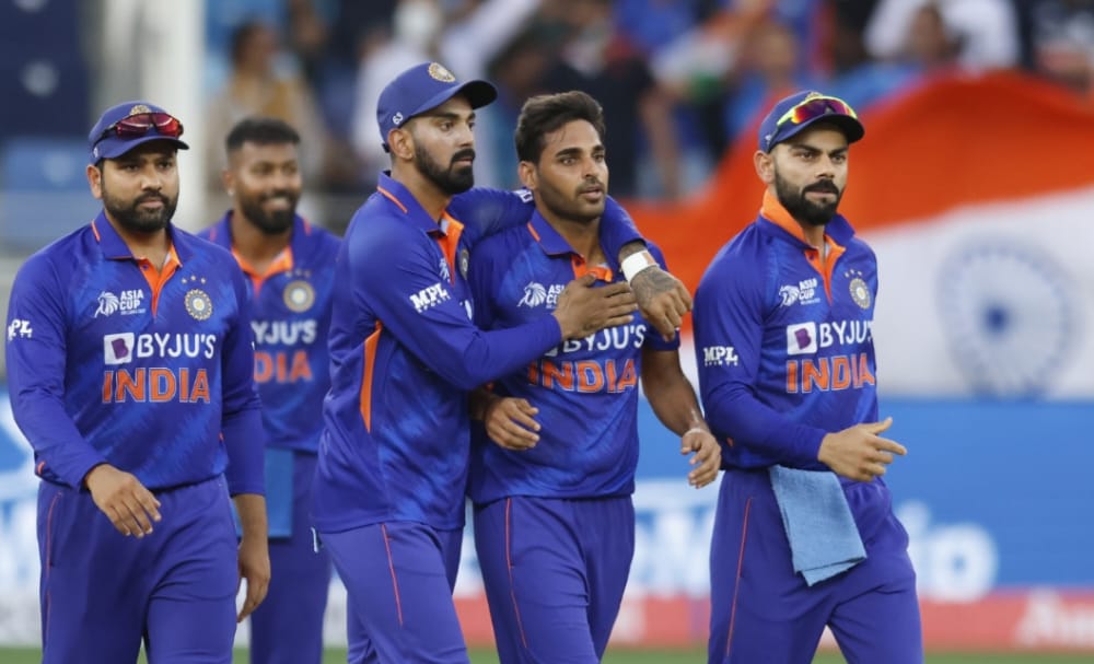 भारत पाकिस्तान का महामुकाबला ; हार्दिक औऱ भुवनेश्वर के सामने नही टिक पाए पाकिस्तानी,  टीम इंडिया को मिला इतने रन का टारगेट