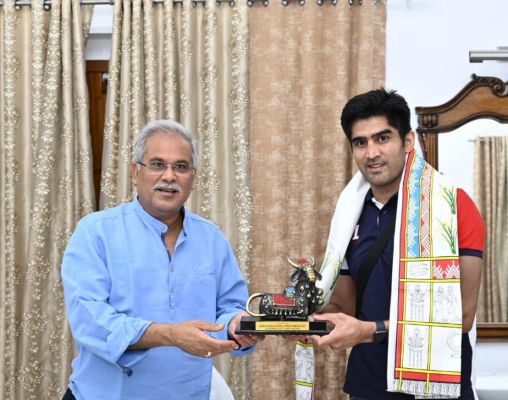 सीएम बघेल से ओलंपिक पदक विजेता भारतीय मुक्केबाज विजेन्दर सिंह ने की सौजन्य मुलाकात, सीएम ने ट्वीट कर कहा जल्द रायपुर में होगा प्रोफेशनल बॉक्सिंग मैच...